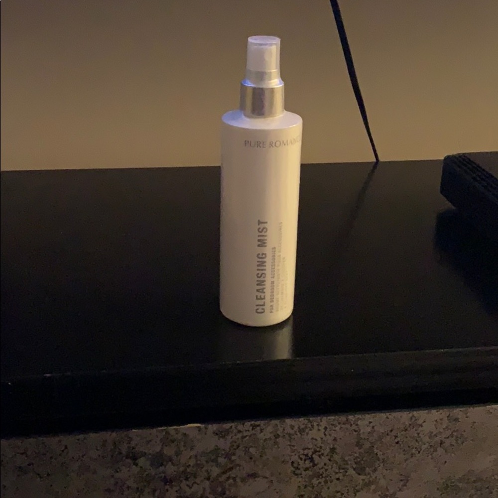 Cleansing mist for bedroom accessories